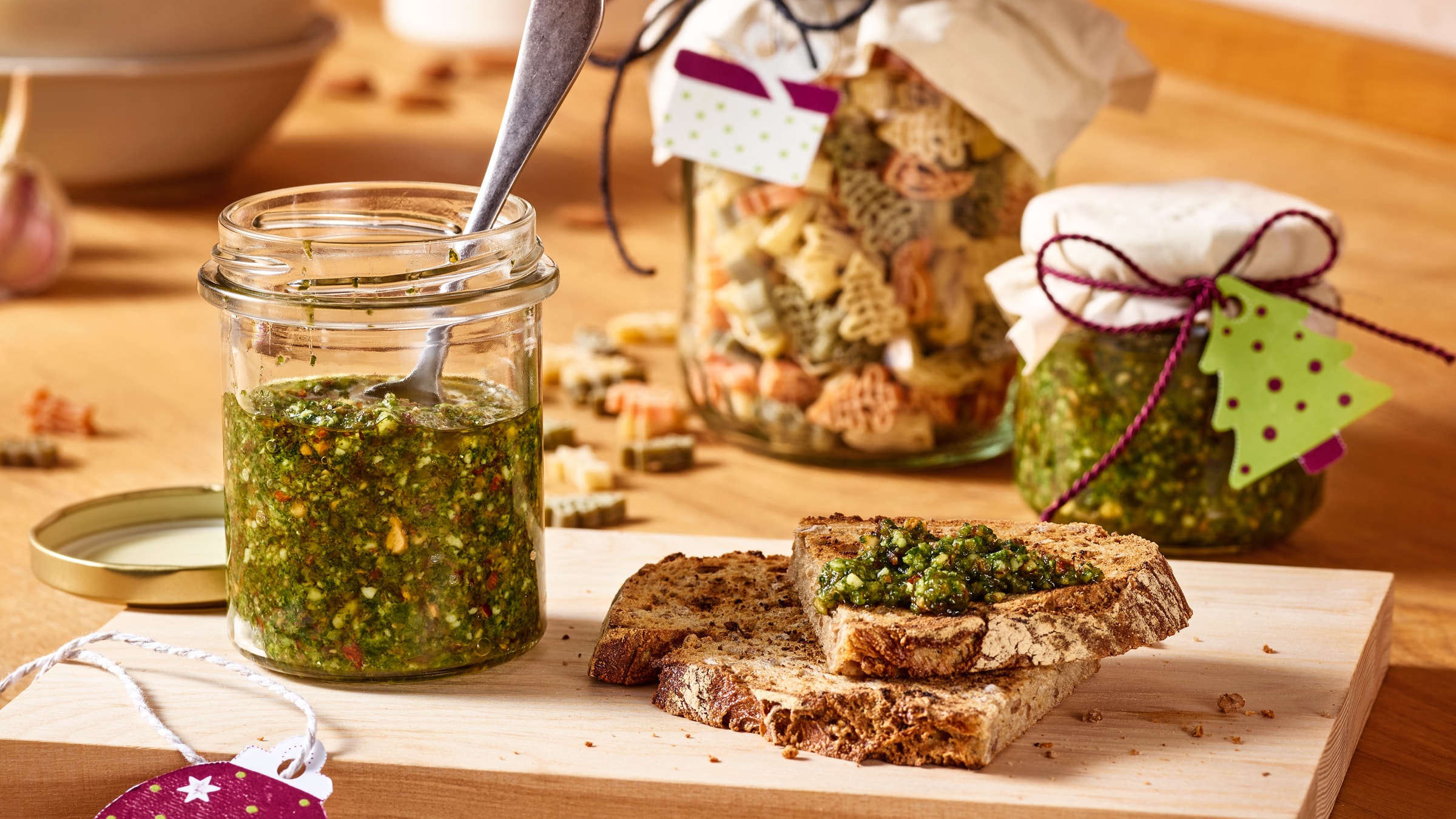 Feines Feldsalat-Pesto mit gerösteten Mandeln und Rosinen Rezept selbst ...