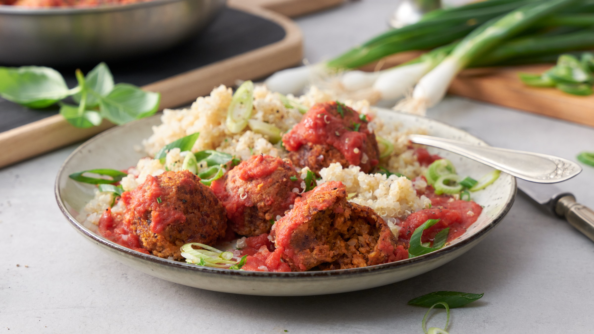 Vegetarische Hackbällchen in Tomatensauce Rezept selbst machen | Alnatura