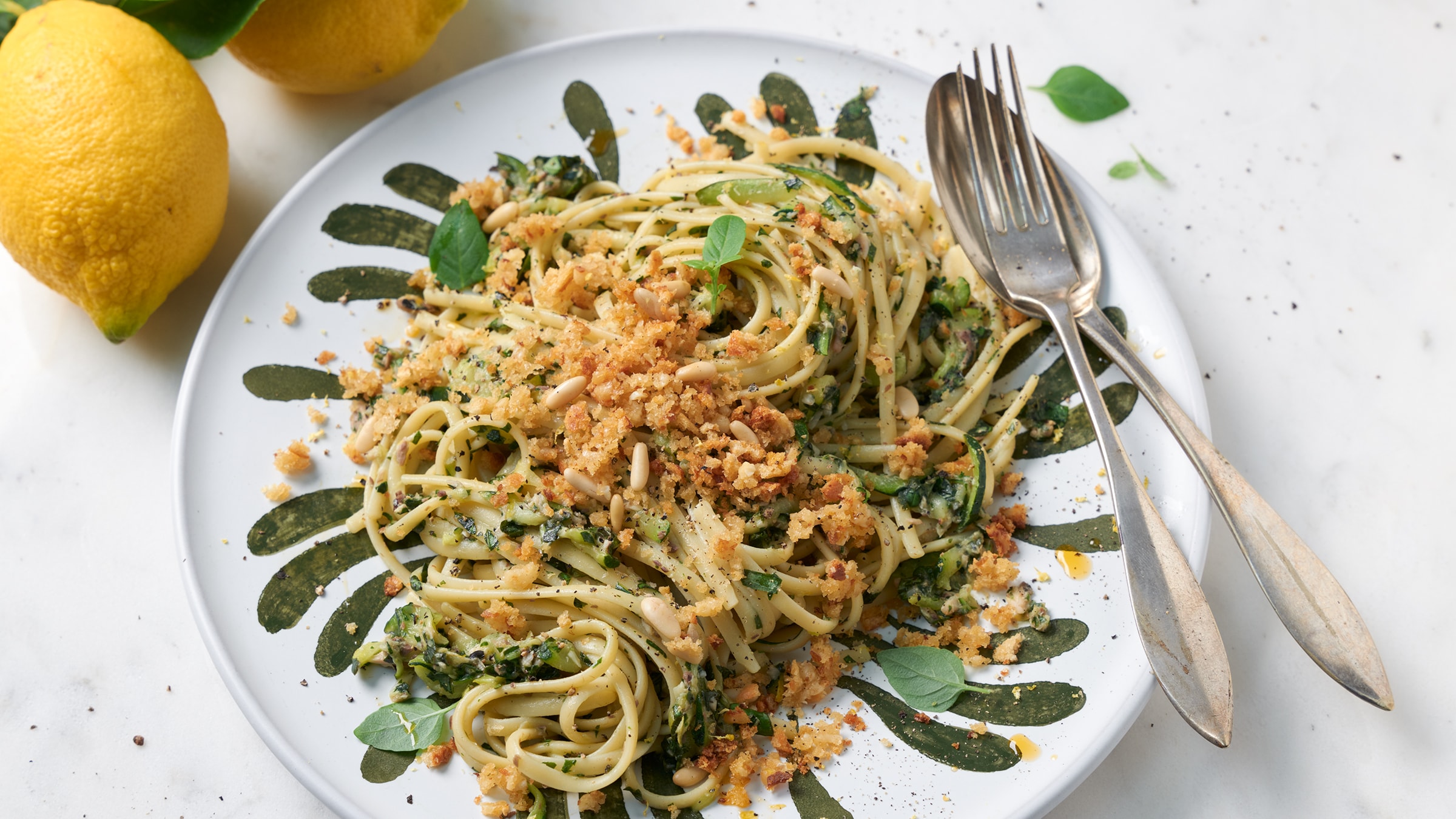 Linguine mit Zucchini-Sardinen-Sauce und würzigem Brösel-Topping Rezept ...